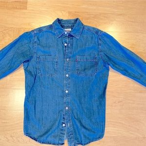 Levi’s men’s western button down denim shirt. Light weight and medium blue.